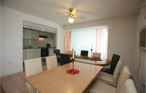 Kuchnia lub aneks kuchenny w obiekcie Lovely Home In Buje With Wifi