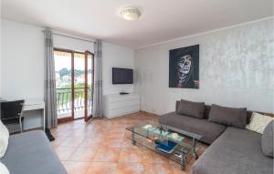 un salon avec un canapé et une table dans l'établissement Nice Home In Banjol With Wifi, à Banjol