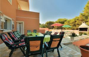 Patio nebo venkovní prostory v ubytování Holiday Home Okrug Donji With Sea View 05