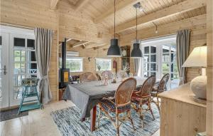 Χώρος καθιστικού στο 4 Bedroom Amazing Home In Nexø