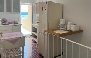 Kuchyňa alebo kuchynka v ubytovaní 2 Bedroom Nice Apartment In Dugi Rat