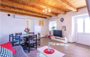 Et opholdsområde på Three-Bedroom Holiday Home In Mrcevo + 17 billeder