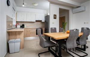 Kuchyň nebo kuchyňský kout v ubytování Stunning Home In Kampor + 34 fotografií