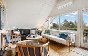ein Wohnzimmer mit Sofa und Tisch in der Unterkunft Three-Bedroom Holiday Home Knebel With Sea View 03 in Ørby