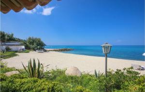 światło uliczne na piaszczystej plaży w pobliżu oceanu w obiekcie Pet Friendly Apartment In Ricadi w mieście Ricadi +28 zdjęć