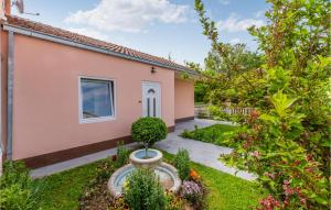 Zahrada ubytování Three-Bedroom Holiday Home In Neoric