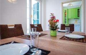 Kuchyňa alebo kuchynka v ubytovaní Three-Bedroom Apartment In Rogoznica