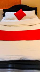 Llit o llits en una habitació de Hotel August International