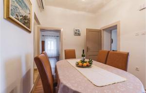 Posezení v ubytování Two-Bedroom Apartment In Banjole
