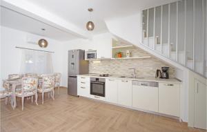 Kuchyňa alebo kuchynka v ubytovaní Three-Bedroom Holiday Home In Drvenik