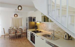 Kuchyňa alebo kuchynka v ubytovaní Three-Bedroom Holiday Home In Drvenik
