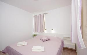 Posteľ alebo postele v izbe v ubytovaní Three-Bedroom Holiday Home In Drvenik