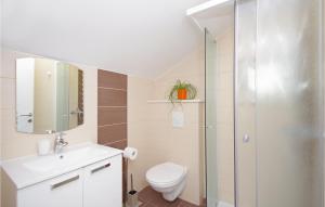 Kúpeľňa v ubytovaní Three-Bedroom Holiday Home In Drvenik