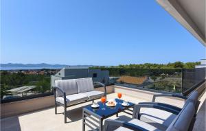 Un patio con dos sillas y una mesa en un balcón. en Villa Sunlight Zadar, en Zadar