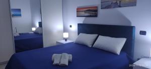 En eller flere senge i et værelse på mono polis apartment