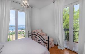 Ένα ή περισσότερα κρεβάτια σε δωμάτιο στο 3 Bedroom Pet Friendly Apartment In Rab