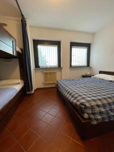 Giường trong phòng chung tại Appartamento Sestriere in residence per 6 Persone