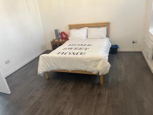 Ένα ή περισσότερα κρεβάτια σε δωμάτιο στο Luxury apartment Selly Oak +3 φωτογραφίες