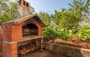 een bakstenen buitenoven met vuur erin bij 3 Bedroom Cozy Apartment In Zadar in Zadar +23 foto's