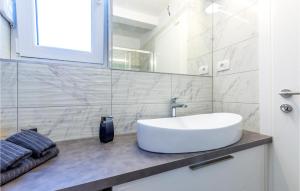 Kúpeľňa v ubytovaní 2 Bedroom Stunning Apartment In Solin