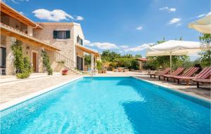 una piscina en una villa con una casa en Nice Home In Drnis With Sauna, en Šibenik