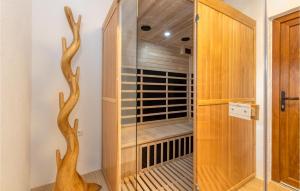 una cabina armadio con porta a vetri di Awesome Home In Barlete With Kitchen a Barlete Altre 37 foto