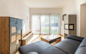 上瓦特Arkadenhaus Apartment Klein的带沙发和桌子的客厅