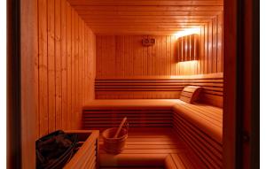 drewniana sauna z łóżkiem i wiadrem w obiekcie 3 Bedroom Beautiful Home In Lisicic w mieście Lisičići