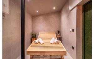 pokój z drewnianą ławką i dwiema poduszkami w obiekcie 3 Bedroom Beautiful Home In Lisicic w mieście Lisičići +37 zdjęć