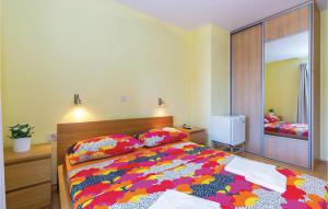 Ein Bett oder Betten in einem Zimmer der Unterkunft Gorgeous Home In Jadranovo With Kitchen