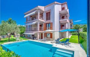 eine Villa mit Swimmingpool und ein Haus in der Unterkunft Gorgeous Home In Jadranovo With Kitchen in Jadranovo