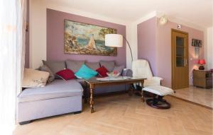 Posedenie v ubytovaní Two-Bedroom Holiday Home In Stasevica