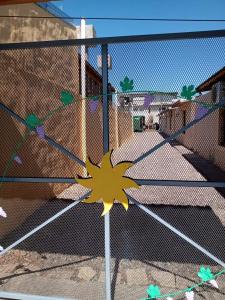 une étoile jaune sur une clôture à maillons dans l'établissement Casas de Carlos en San Rafael Complejo coronel campos, à San Rafael 33 autres photos