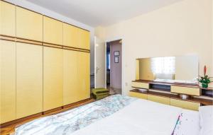Posteľ alebo postele v izbe v ubytovaní 1 Bedroom Lovely Apartment In Rijeka