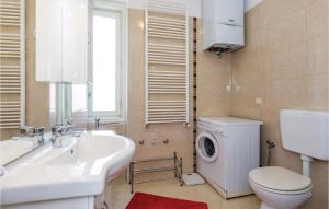 Kúpeľňa v ubytovaní 1 Bedroom Lovely Apartment In Rijeka