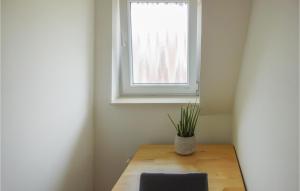 einen Tisch in einem Zimmer mit Fenster in der Unterkunft Lovely Apartment In Butjadingen in Butjadingen
