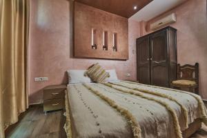 een slaapkamer met een groot bed in een kamer bij NOMAD SPIRIT Hotel & Surfcamp in Tamraght Ouzdar