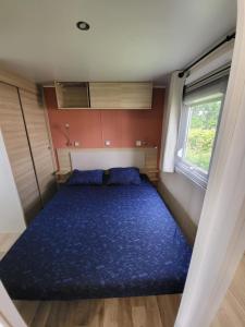 Postel nebo postele na pokoji v ubytování Chalet tussen Zee en Meer