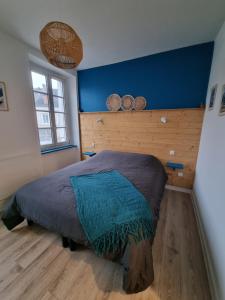 Postel nebo postele na pokoji v ubytování Chambre Nérondes double Le Lion d Or