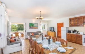 Η κουζίνα ή μικρή κουζίνα στο Beautiful Home In Grubine