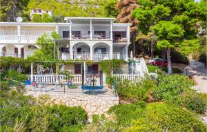 Vonkajšia záhrada v ubytovaní Holiday Home Vinacac Bb Iii