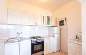 Kuchyňa alebo kuchynka v ubytovaní Holiday Home Vinacac Bb Iii