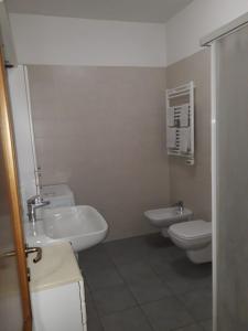 une salle de bain avec deux toilettes et un lavabo dans l'établissement La casa dei nonni, à Villafranca di Verona