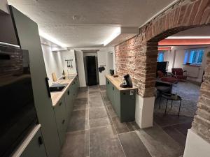 a bathroom with sinks and a brick wall at Industriecultuur in Spechtholzhock