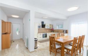 una cucina e una sala da pranzo con tavolo e sedie in legno di 4 Bedroom Awesome Home In Vodnjan a Mednjan