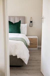 En eller flere senge i et værelse på Exotic Explorers + 5 billeder