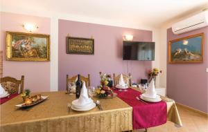Nápoje v ubytovaní Two-Bedroom Holiday Home In Stasevica