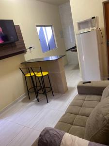 皮拉波拉Flats com ar condicionado, garagem e internet的客房设有带柜台和冰箱的厨房