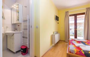 Ein Bett oder Betten in einem Zimmer der Unterkunft Gorgeous Home In Jadranovo With Kitchen