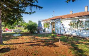 Ogród w obiekcie 2 Bedroom Awesome Home In Vodnjan
